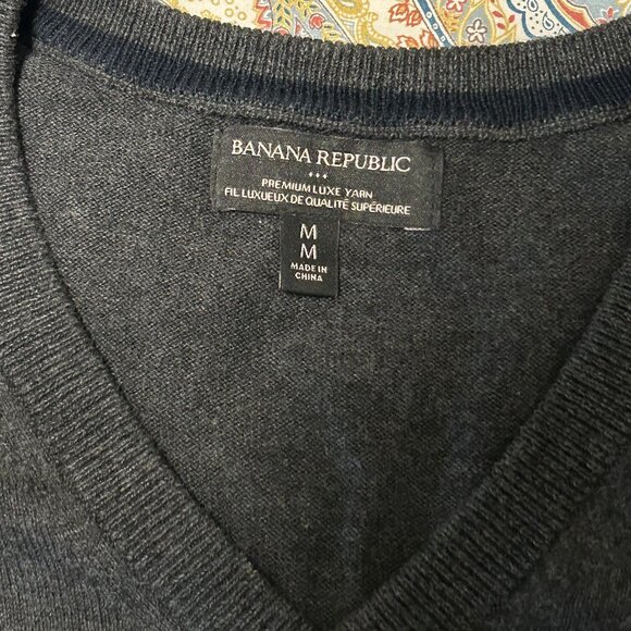 Banana Republic Grey V-Neck Sweater - Wool, Silk, Cashmere Blend - Men's Med - Picture 3 of 10